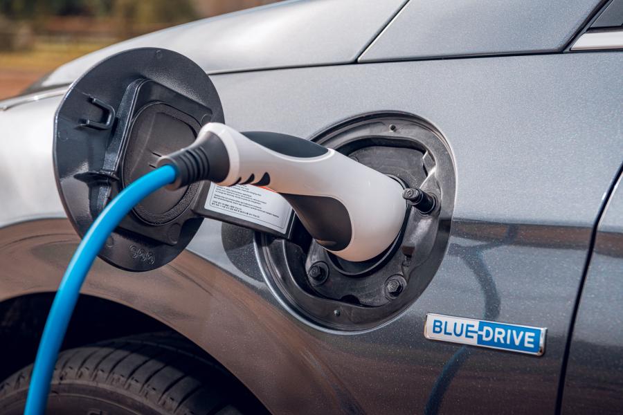 Детали экстерьера Hyundai IONIQ Plug-in Hybrid (AE) 2019 года  (UK) (фото 5 из 40)